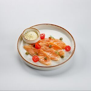 Лосось слабой соли с каперсами, томатами черри и сливочным сыром 
