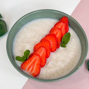 Рисовая молочная каша с клубникой 