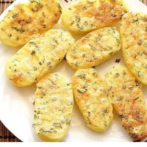 Картошка, запеченная с чесноком и сыром