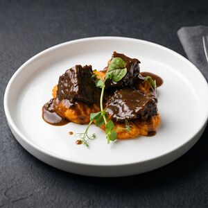 Говяжьи щёчки с пюре из батата