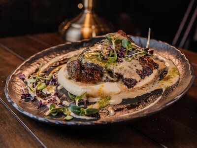 Стейк из свинины с картофельным пюре и трюфельным соусом демиглас