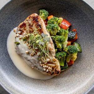 Филе цыпленка с сырным соусом и жареными овощами