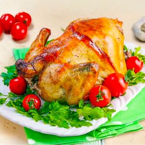 Куры гриль с салатом и соусом