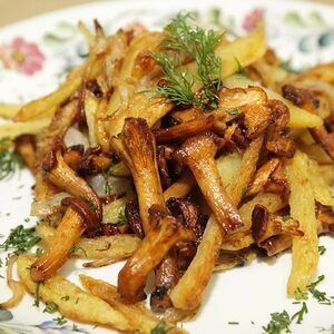Картофель жареный с лисичками