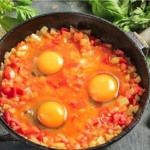 Яичница с помидорами и овощами