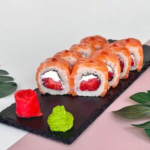 Шеф-ролл Филадельфия с клубникой