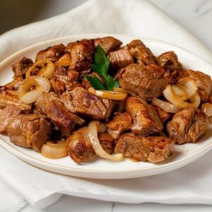 Жаркое из свиных рёбрышек с луком и красным соусом