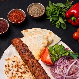 Мини острый адана-кебаб с гарниром