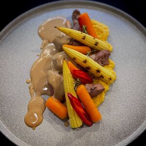 Язычки ягненка с мини-овощами и перечным соусом 