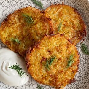 Картофельные драники со сметаной