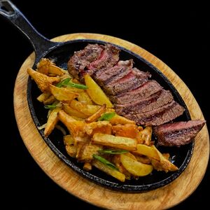 Стриплойн с жареным картофелем и лисичками 
