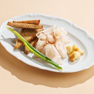 Сало с чесноком и тостами 