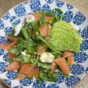 Вкусный салат с лососем