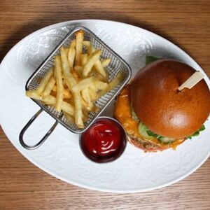 Чикенбургер с картофелем фри