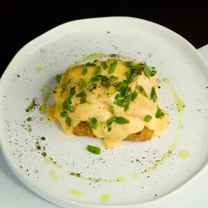 Картофельные наггетсы с лососем, голландским соусом и сливочным омлетом