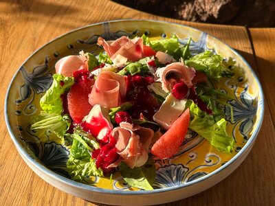 Салат с вяленым мясом и сыром бри