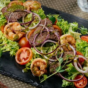 Салат с ростбифом и креветками
