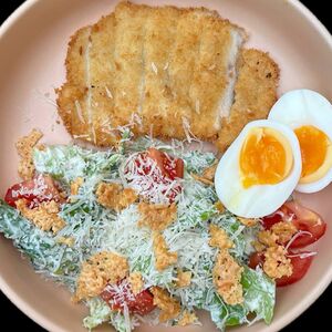 Салат с куриным шницелем, яйцом и чипсами пармезан