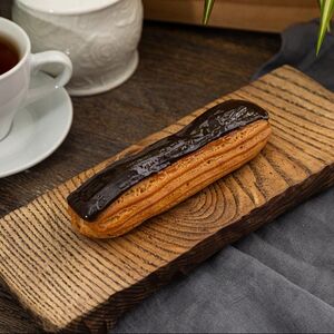 Эклер с шоколадным кремом