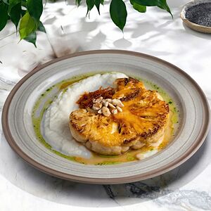 Стейк из цветной капусты с апельсином и кешью