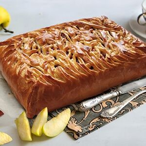 Пирог с яблоками и брусникой