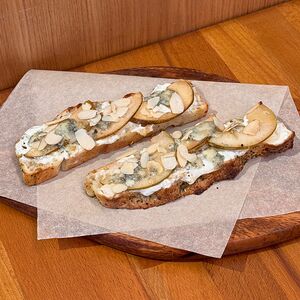 Брускетта с грушей и горгонзолой