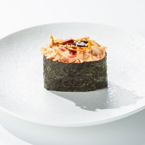 Гункан с крабом под спайси-соусом (1 шт.)