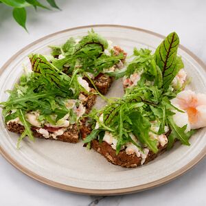 Брускетты с крабом, креветками и яйцом пашот  