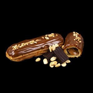 Эклер с варёной сгущёнкой и арахисом