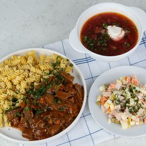 Гуляш с макаронами, салат Оливье и борщ