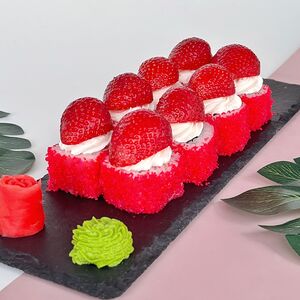 Роллы Сырный лосось с клубникой