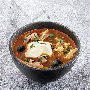 Солянка с ветчиной, курицей и беконом