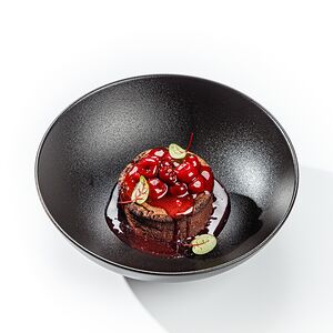 Шоколадный фондан с вишневым соусом