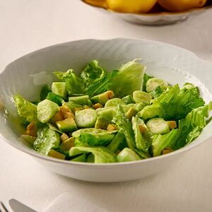 Зеленый салат с авокадо и оливками 