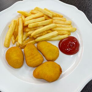 Наггетсы куриные с фри и кетчупом детские