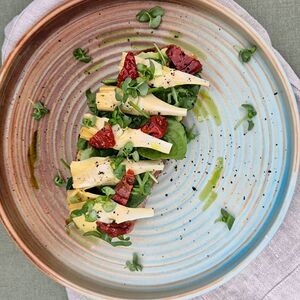 Брускетта с маринованными артишоками