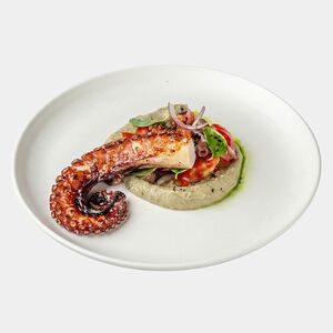 Осьминог с пюре из баклажан и томатной сальсой