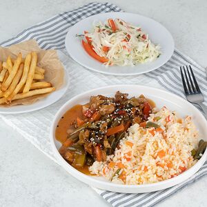 Курица по-бразильски с рисом и овощами, салат витаминный и картофель фри