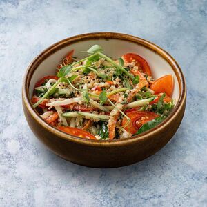 Салат с киноа, овощами и шпинатом