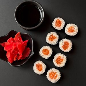 Маки ролл с лососем