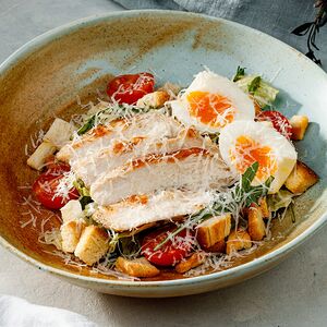 Салат Цезарь с куриной грудкой