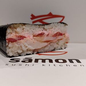 Онигири с креветкой 