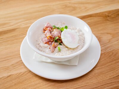 Каша овсяная с беконом и яйцом пашот