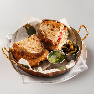 Сендвич с куриным шницелем и соусом грибишь