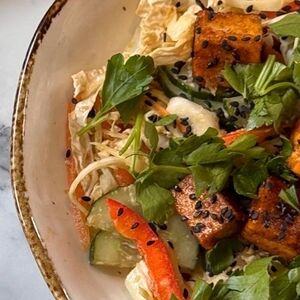 Азиатский салат с жареным тофу