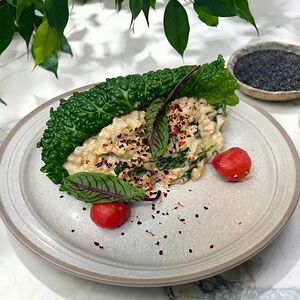 Голубец из савойской капусты с булгуром, кокосовыми сливками и белыми грибами