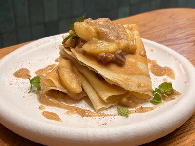 Блины с карамельными яблоками и орехами