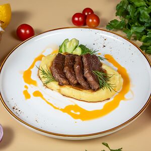 Медальоны из телятины с картофельным пюре