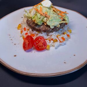 Рис с овощами и котлетой