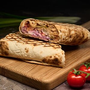 Тёплый ролл с рваной свининой